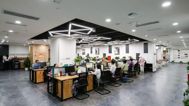 与笔试相比，面试礼仪更加注重以下几个方面：