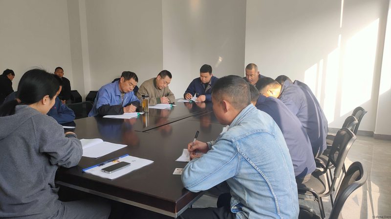 想要成为心理培训师，首先需要满足以下条件：