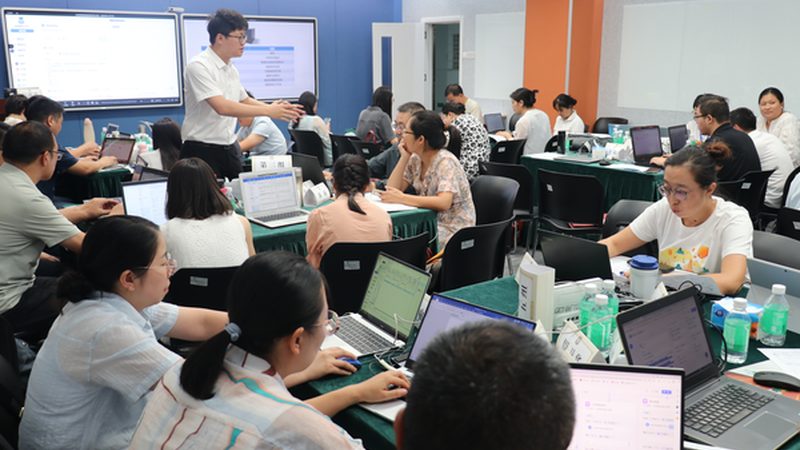小标题：报名费，背后的成本考量